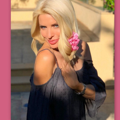 Ελένη Μενεγάκη:  Η νέα φώτο με ροζ μπικίνι είναι απλά συγκλονιστική!