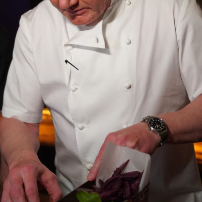 Θα λιώσεις με την αντίδραση διάσημου σεφ σε μαγειρικά videos του Tik-Tok