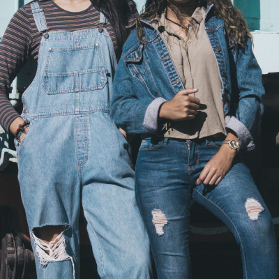 Shopping guide: Τα πιο άνετα τζιν για την επιστροφή στο σχολείο