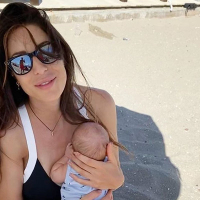 Φλορίντα Πετρουτσέλι:Ποζάρει με σέξι ολόσωμο μαγιό 3,5 μήνες μετά τη γέννα