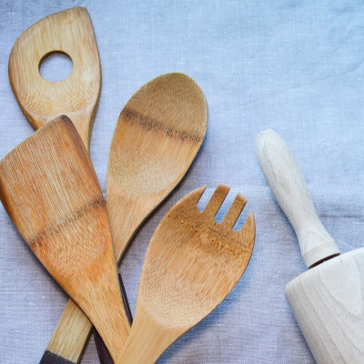 Αυτός είναι ο λόγος που πρέπει να μουλιάζετε πάντα τις ξύλινες κουτάλες (video)