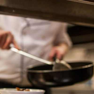 Τρομερό κόλπο - Έβαλε το τηγάνι στη φωτιά και έριξε αναψυκτικό (video)