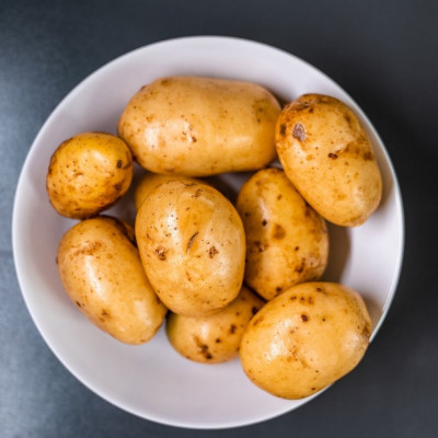 Απίθανο κόλπο - Έριξε τις πατάτες σε μπολ με παγάκια (photos)