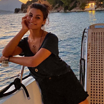 Η Δανάη Παππά φωτογραφίζεται με στράπλες μπικίνι και μας αφήνει άφωνες