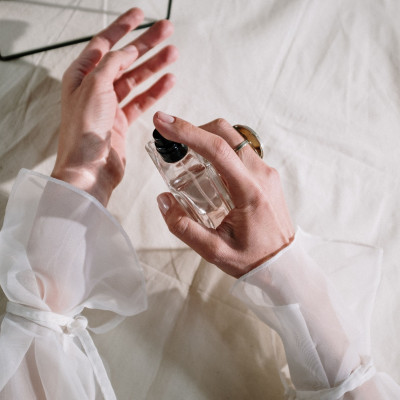 7 tips για να διαρκεί όλη την ημέρα το άρωμά σου