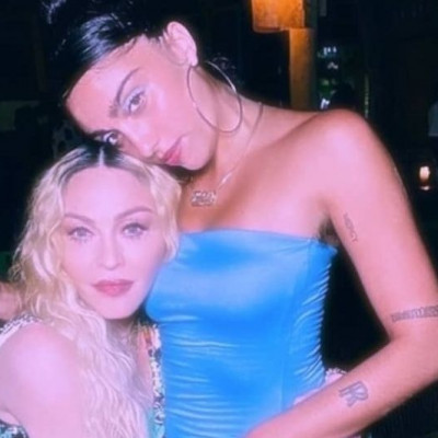 Η κόρη της Madonna φωτογραφίζεται και μοιάζει απίστευτα με τη μαμά της