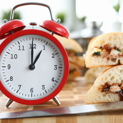 Κατανομή θερμίδων μέσα στη μέρα: Πότε παίρνετε παραπάνω θερμίδες