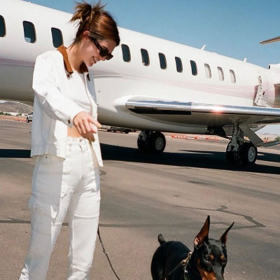 Λευκό παντελόνι: η τάση που αγαπούν όλες οι celebs