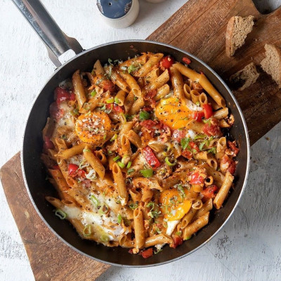 Healthy shakshuka με πένες (high protein) από τον Άκη Πετρετζίκη