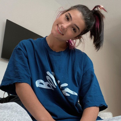 Η star του TikTok Charli D'Amelio μιλά για τις διατροφικές διαταραχές της