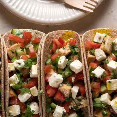 Γρήγορη συνταγή από τον Άκη: Wrap με κοτόπουλο και ελληνική σαλάτα