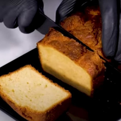 Μήπως να έφτιαχνες ένα κέικ... με τη συνταγή του Άκη Πετρετζίκη;