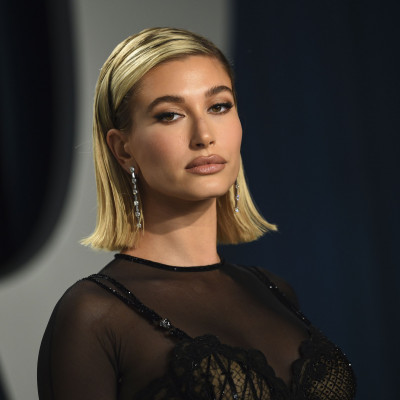 Η Hailey Bieber έκανε το πιο hot χρώμα στα νύχια της για αυτήν τη σεζόν
