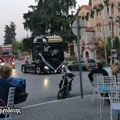 Γάμος με… νταλίκες (video)