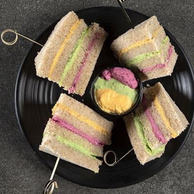 Άκης Πετρετζίκης: Το πιο νόστιμο σάντουιτς ουράνιο τόξο