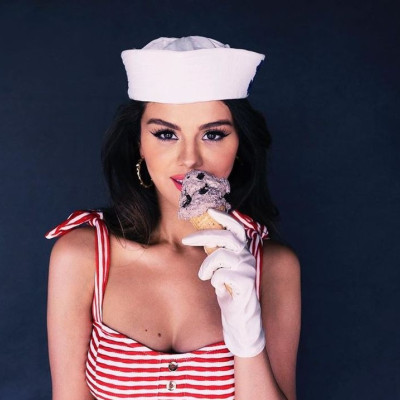 Κάν'το όπως η Selena Gomez! Τα πολύ μεγάλα σκουλαρίκια είναι must