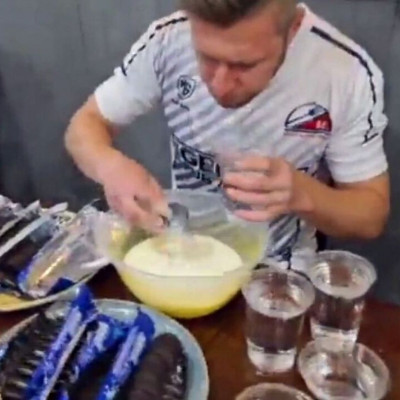 Ένα γλυκό ρεκόρ: Δεν φαντάζεστε πόσα μπισκότα έφαγε σε πέντε λεπτά (vid)