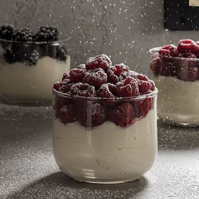 Μους λευκής σοκολάτας με τυρί κρέμα και φρούτα του δάσους