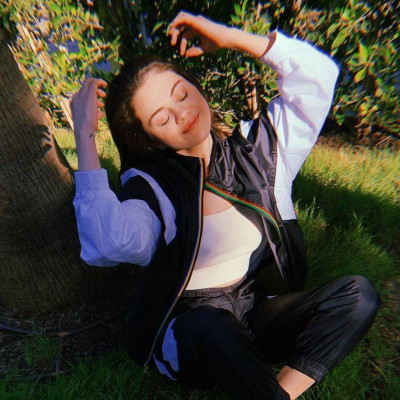 Selena Gomez: Ποζάρει με μαγιό και δείχνει την ουλή από τη μεταμόσχευση