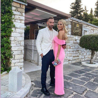 Κουμπάρος ο Νίκος Κοκλώνης και με συνοδό την Κατερίνα Καινούργιου! (Pics-Vid)