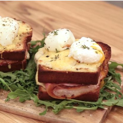 Brunch time με croque madame από τον Άκη Πετρετζίκη