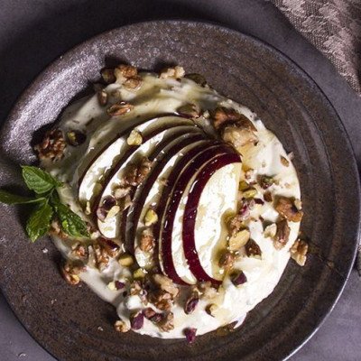 Το πιο νόστιμο απογευματινό περιλαμβάνει γιαούρτι με μήλα, μπαχαρικά & μέλι