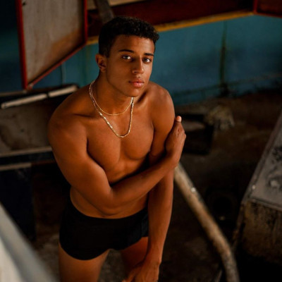 GNTM 3: Tο Twitter τρελάθηκε με τη γυμνή φωτογράφιση του Ηρακλή