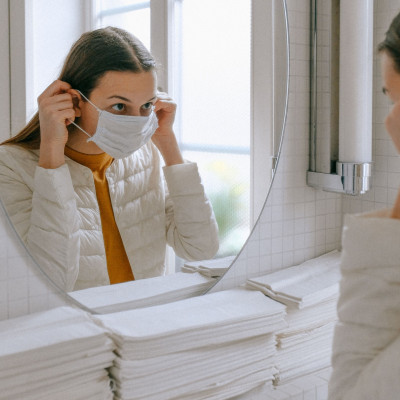 Μάσκα στο σχολείο: Όλα τα tips για να μην χαλάει το μακιγιάζ σου