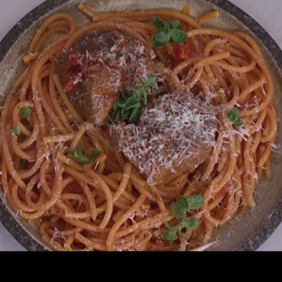 Ο Άκης Πετρετζίκης σήμερα φτιάχνει χοιρινο ρόστο