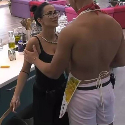 Big Brother: «Έπεσαν» τα πρώτα φιλιά στο παιχνίδι (photos)