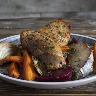 Το πιο λαχταριστό χοιρινό με ψητά λαχανικά από τον Άκη Πετρετζίκη