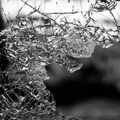 Το απόλυτο κόλπο για να μαζέψετε τα σπασμένα γυαλιά από το πάτωμα (video)