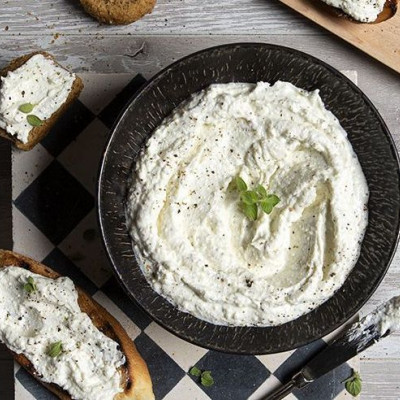 Μους φέτας από τον Άκη Πετρετζίκη