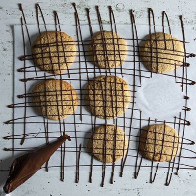 Άκης Πετρετζίκης: Μπισκότα με 4 υλικά