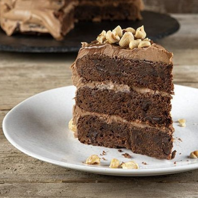 Άκης Πετρετζίκης: Τούρτα brownie με frosting πραλίνας