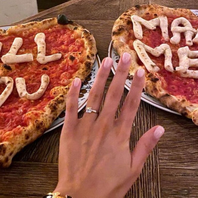 Tους... πρόλαβε ο κορονοϊός! Δείτε πώς έκανε πρόταση γάμου στη σύντροφό του...