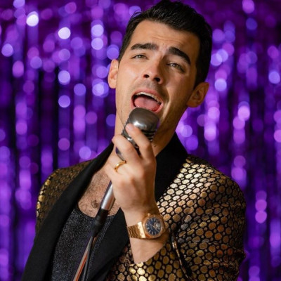 Joe Jonas: Έβαψε ροζ τα μαλλιά του και ο λόγος θα σε συγκινήσει
