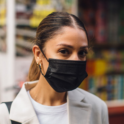 Αυτό είναι το προϊόν που πρέπει να φοράς πάντα κάτω από τη μάσκα σου