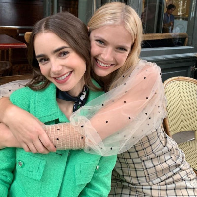 Emily in Paris: 5 look που θέλουμε εδώ και τώρα να φορέσουμε
