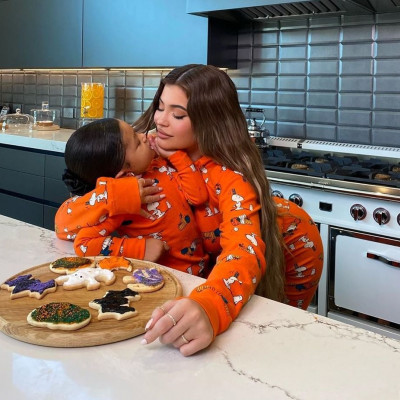 Η Kylie και η Stormi φτιάχνουν κουλουράκια και ρίχνουν το Instagram