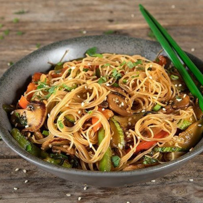 Noodles με λαχανικά από τον Άκη Πετρετζίκη