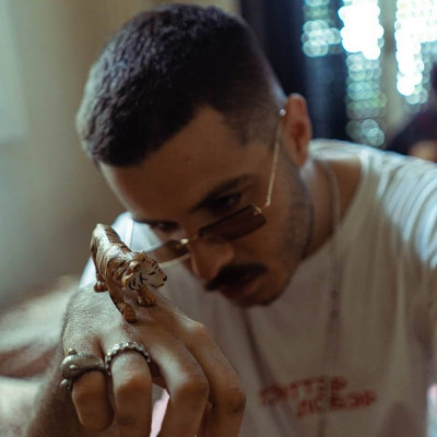 Τι κι αν είναι Οκτώβρης, στο music video του Saske είναι ακόμα καλοκαίρι