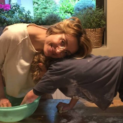 Ευδοκία Ρουμελιώτη: Δείτε τον γιο της να φτιάχνει κέικ σοκολάτας (vid)