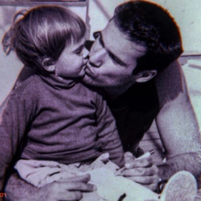 Μπορείς να καταλάβεις ποια Ελληνίδα τραγουδίστρια είναι το κοριτσάκι;