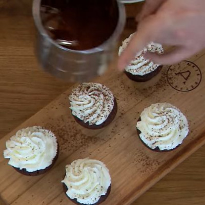 Πεντανόστιμα cupcakes με καφέ από τον Άκη Πετρετζίκη