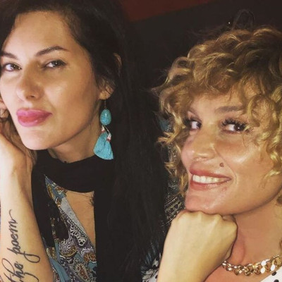 Ζουγανέλη γάμος: Η εκκεντρική εμφάνιση της κουμπάρας- Εσύ πρόσεξες το φόρεμα;