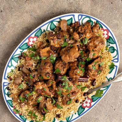 Σήμερα ο Άκης φτιάχνει κοτόπουλο με ελιές στην κατσαρόλα