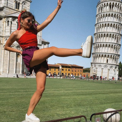 Η ιστορία των γυναικείων sneakers τα τελευταία 100 χρόνια μέσα από ένα video