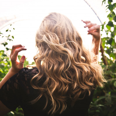 3 αποτελεσματικά tips για να κρατήσουν οι μπούκλες όλη μέρα