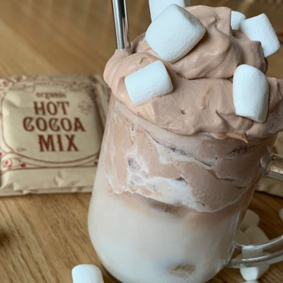 Αυτό το ρόφημα με σοκολατένια σαντιγί κάνε χαμό στο Tik Tok και έτσι φτιάχνεται